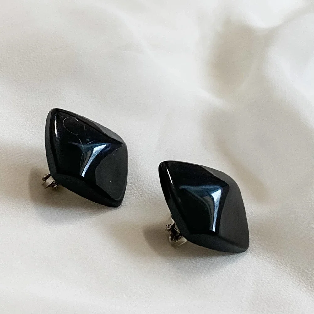 VTG Wavy Black Square Clip Earrings - Picture 2 of 7